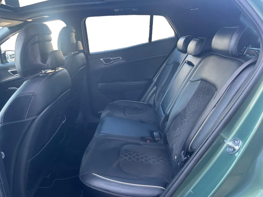 Kia Sportage 1.6 T-GDi MHEV GT-Line | 1510 kg trekgewicht | Glazen schuif-/kanteldak | Elektrisch verstelbare stoelen | Dodehoekassistentie | Stoel- en stuurverwarming | Achteruitrijcamera | Parkeersensoren voor- en achter | Apple/Android Carplay