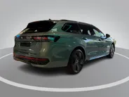 Volkswagen Passat Variant R-Line Edition 1.5 eHybrid 204 PK 6 DSG · Draadloze telefoonlader · Achteruitrijcamera · Sfeerverlichting · Black Style Pakket · Trekhaak inklapbaar, met elektrische ontgrendeling, incl. aanhangwagenmanoeuvreerhulp 'Trailer Assist' ·