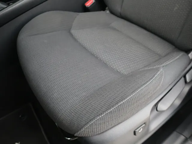 Toyota C-HR 1.8 Hybrid Style Trekhaak | All Seasonbanden | Stuur en stoelverwarming
