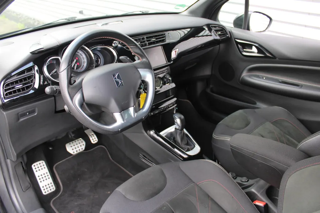 DS DS 3 1.2 PureTech Performance Line | Automaat | Navi | Trekhaak | Clima | 17' LM Velgen | Camera |