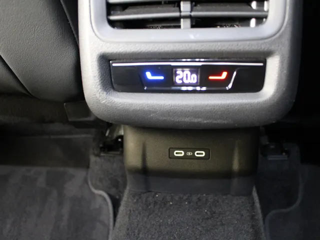 Volkswagen T-Roc 1.5 eTSI 150PK R-Line DSG (Nw Model) | Navigatie | IQ light | El. achterklep | PDC+Camera | Stuur- en Stoelverwarming