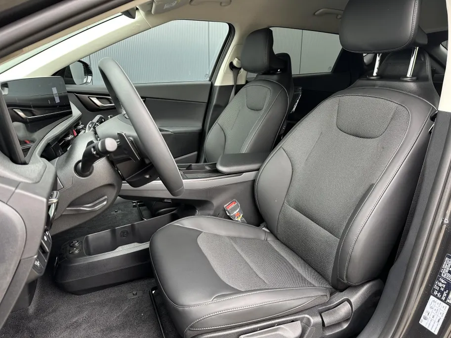 Kia EV6 Light Edition 63 kWh | *Demo direct beschikbaar* | Navi | Camera | Adaptieve Cruise | Clima | Stoel-/Stuurverwarming | Privacy Glass | Apple Carplay | Android Auto