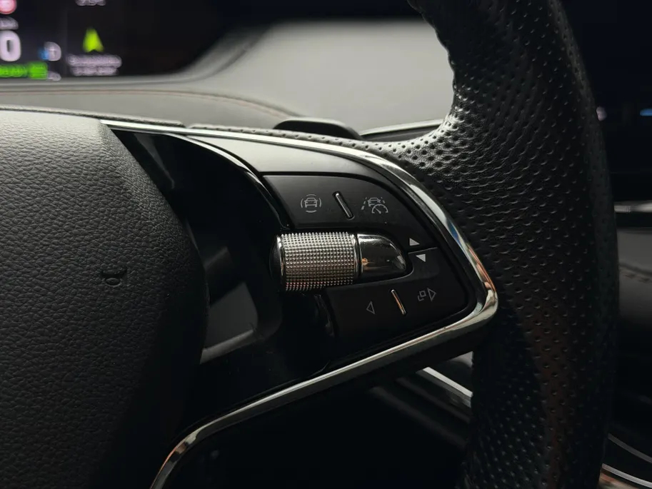 Škoda Enyaq iV 80 | Elektrisch verstelbare stoelen incl. geheugenfunctie | Stoel- en stuurverwarming | Elektrisch bedienbare achterklep | Lederen bekleding | Achteruitrijcamera | Parkeersensoren voor- en achter | Apple/Android Carplay