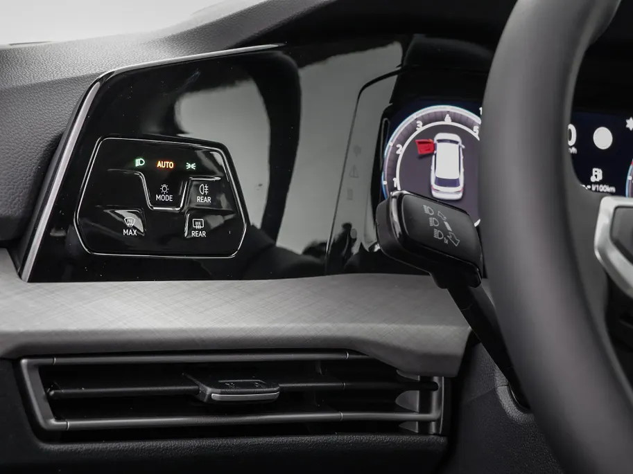 Volkswagen Golf variant Life Edition 1.5 eTSI 116 pk 7 versn. DSG · Achteruitrijcamera · draadloze telefoonlader · Trekhaak inklapbaar, met elektrische ontgrendeling ·