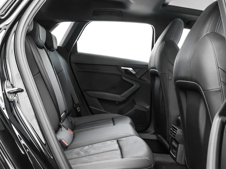 Audi A3 Sportback 40 TFSIe 204pk S-tronic S Edition · Panoramadak · Apple/Android Car Play · Lederen Bekleding · Cruise Control · Navigatie · Stoelverwarming · P-Sensoren · 17'' Inch ·