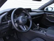 Mazda 3 2.0 e-SkyActiv-X M Hybrid 186 Homura | Stoelverwarming | Camera | Dodehoek detectie | HUD | 18' LM | LED | Cruise adapt. |