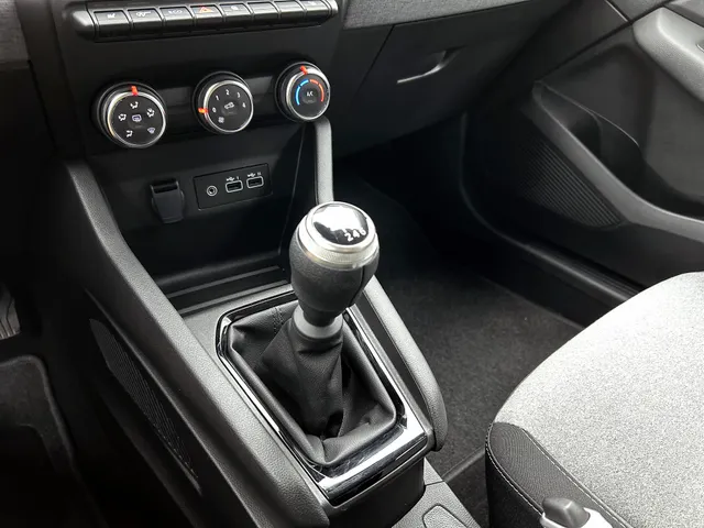 Renault Clio TCe 90PK GPF evolution | CAMERA | NAVI | DEALER ONDERHOUDEN | STOEL VERWARM. | PARK. SENSOREN | CARPLAY