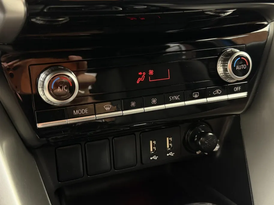Mitsubishi Eclipse Cross 2.4 PHEV Intense+ | Stoel- en stuurverwarming | Elektrisch verstelbare stoelen | Trekhaak | Achteruitrijcamera | Parkeersensoren voor- en achter | Navi | Climate Control