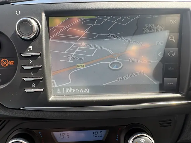Toyota Yaris 1.5 Hybrid Bi-Tone | Navigatie | Trekhaak
