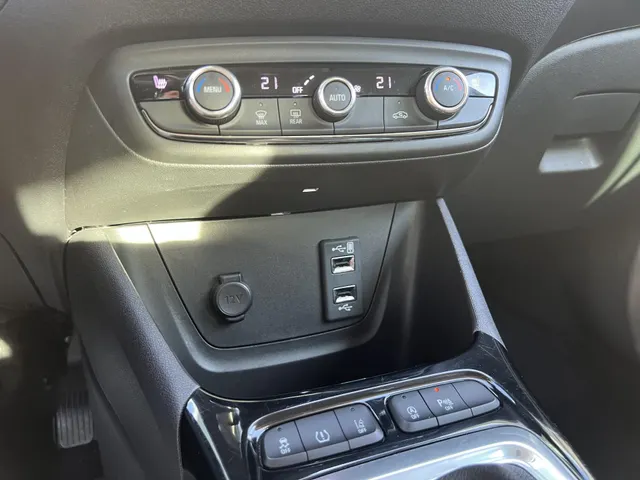 Opel Crossland 1.2 Turbo Elegance Automaat | Trekhaak | All Season Banden | Apple Carplay & Android Auto | Climate Control
