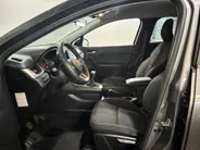 Renault Captur 90PK TCe Zen | Trekhaak | Lichtmetalen Velgen | Privacy Glass | Apple CarPlay/Android Auto | Airco | Cruise Control | Armsteun | Elektrsiche Ramen & Spiegels |