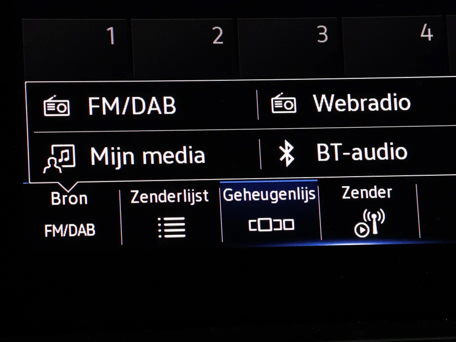 Volkswagen Polo 1.0 TSI 95pk DSG R-Line · Camera · Matrix LED · ACC · Stoelverwarming · Apple/Android Car Play · Sfeerverlichting · Verkeersbord Detectie ·