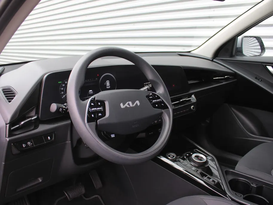 Kia Niro EV Light Edition 64.8 kWh | Airco | Cruise | Navi | Camera | PDC | 17' LM | All season banden | 17% bijtelling |