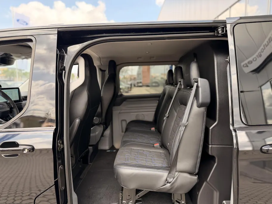 Ford E-Transit Custom L2H1 MS-RT 71 kWh 286 PK Dubbele Cabine UIT VOORRAAD I INKLAPBARE TREKHAAK I DRIVER ASSIST PACK ULTIMATE I DUBBELE ZIJSCHUIFDEUREN I FULL LED-KOPLAMPEN I APPLE CARPLAY / ANDROID AUTO I