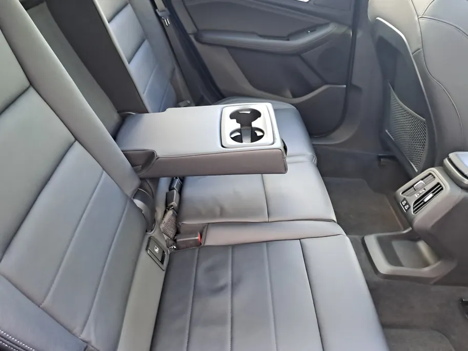 BMW 2 Serie Active Tourer 220i AUTOMAAT | Sensoren | Navigatie | Cruise | 360 Camera | Head-up display | Elektrisch verstelbare stoel | Apple Carplay/Android Auto