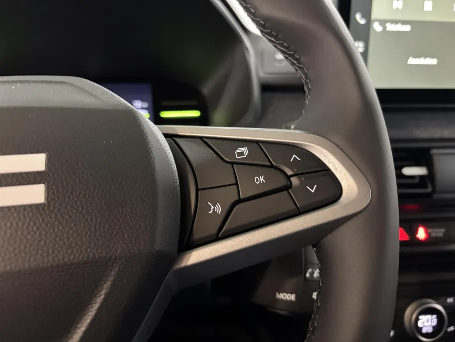 Dacia Jogger 155PK Hybrid Expression 7p. Automaat | DEMO | 7 Zitplaatsen | Camera | Parkeersensoren | Apple CarPlay/Android Auto | Cruise Control | Climate Control | Digital Cockpit | Armsteun | Licht & Regen Sensor |