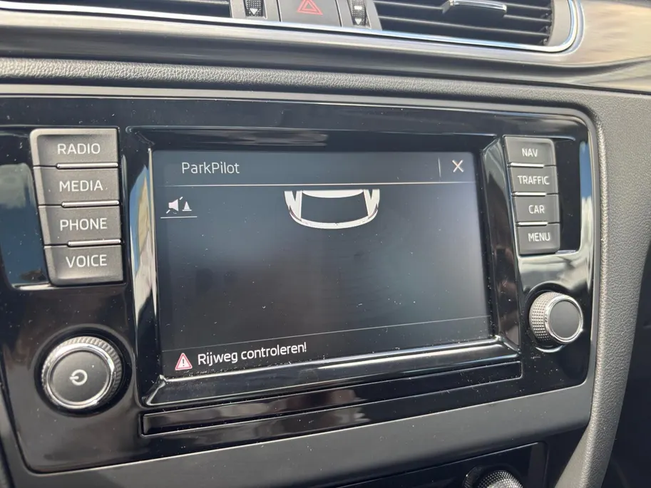 Škoda Rapid Spaceback 1.0 TSI Greentech Clever | Panoramadak | Climate Control | Cruise Control | Stoelverwarming | Parkeersensoren achter | DAB |