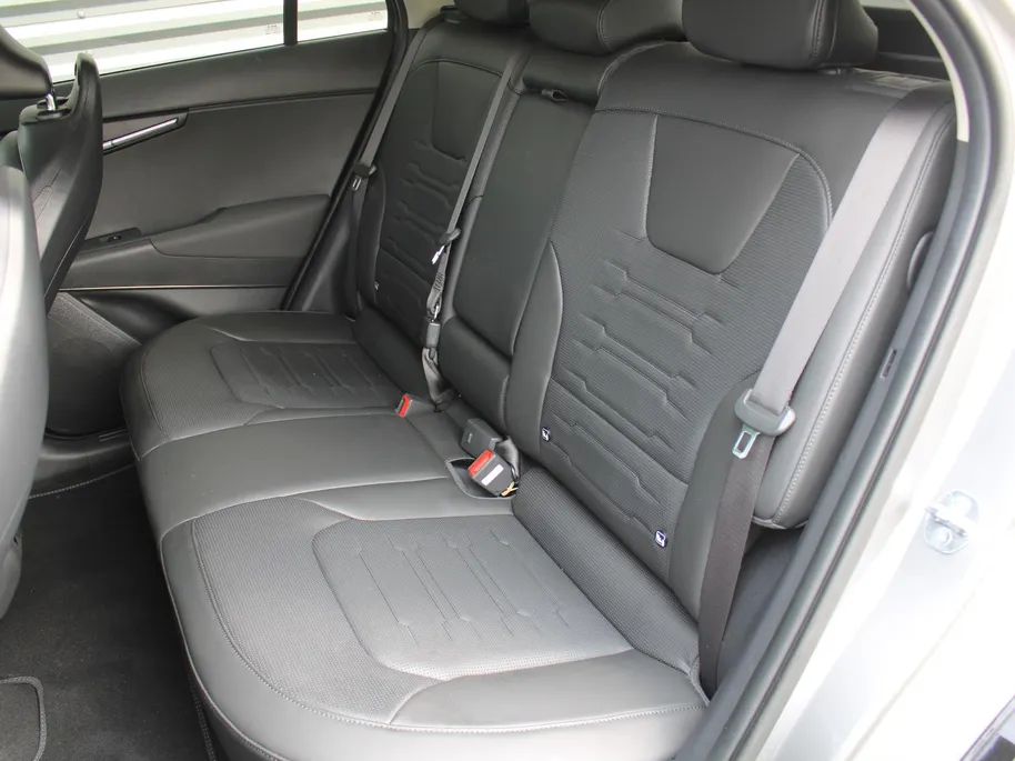 Kia Niro EV Edition Advanced 64.8 kWh | Stuur-/stoelverwarming | Elektr. stoelverstelling | Camera | Cruise adapt. | 17'LM | Clima | 17% bijtelling |