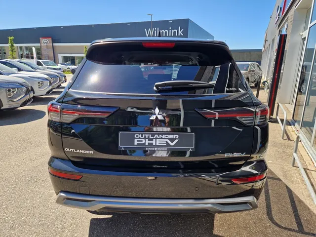 Mitsubishi Outlander 2.4i PHEV First Edition ( meerdere kleuren op voorraad )