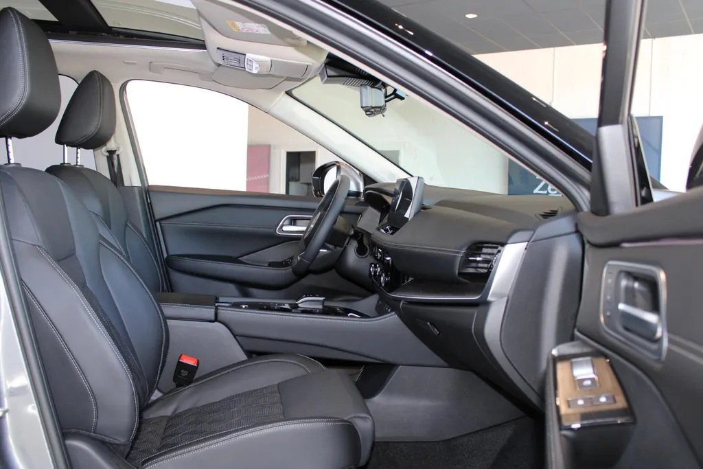 Nissan X-Trail 1.5 e-Power Tekna Plus | Naviagtie| 360grd camera| Pdc voor en achter| Climate controle 3 zones| Stoel-, stuur- en voorruit verwarming| Lederen bekleding| 19inch Wielen| Stoel geheugen|