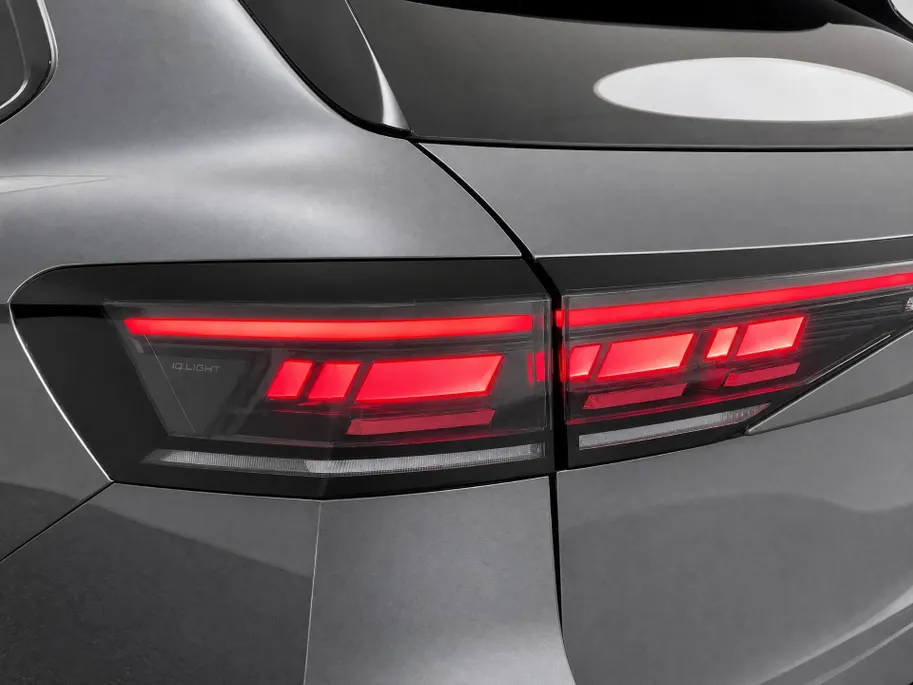 Volkswagen Passat Variant 1.5eHybrid 200kW/272PK R-Line Black Style · Panoramadak · Leder · Trekhaak · 360°Camera · Garantie t/m 24-08-2030 of 100000km.