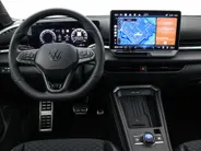 Volkswagen T-Roc R-Line First Edition 1.5 eTSI 150 PK 7 versn. DSG · Electrische achterklep · Achteruitrijcamera · Draadloze telefoonlader · Voorraad OUTLET · Prijs is inclusief inruilpremie ·