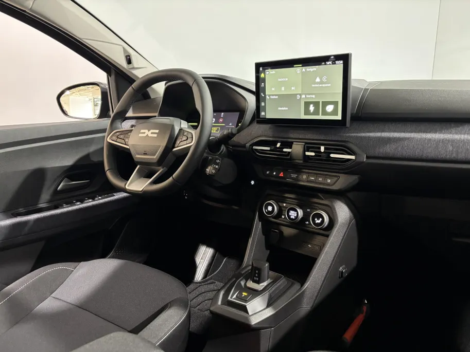 Dacia Jogger 155PK Hybrid Expression 7p. Automaat | DEMO | 7 Zitplaatsen | Camera | Parkeersensoren | Apple CarPlay/Android Auto | Cruise Control | Climate Control | Digital Cockpit | Armsteun | Licht & Regen Sensor |