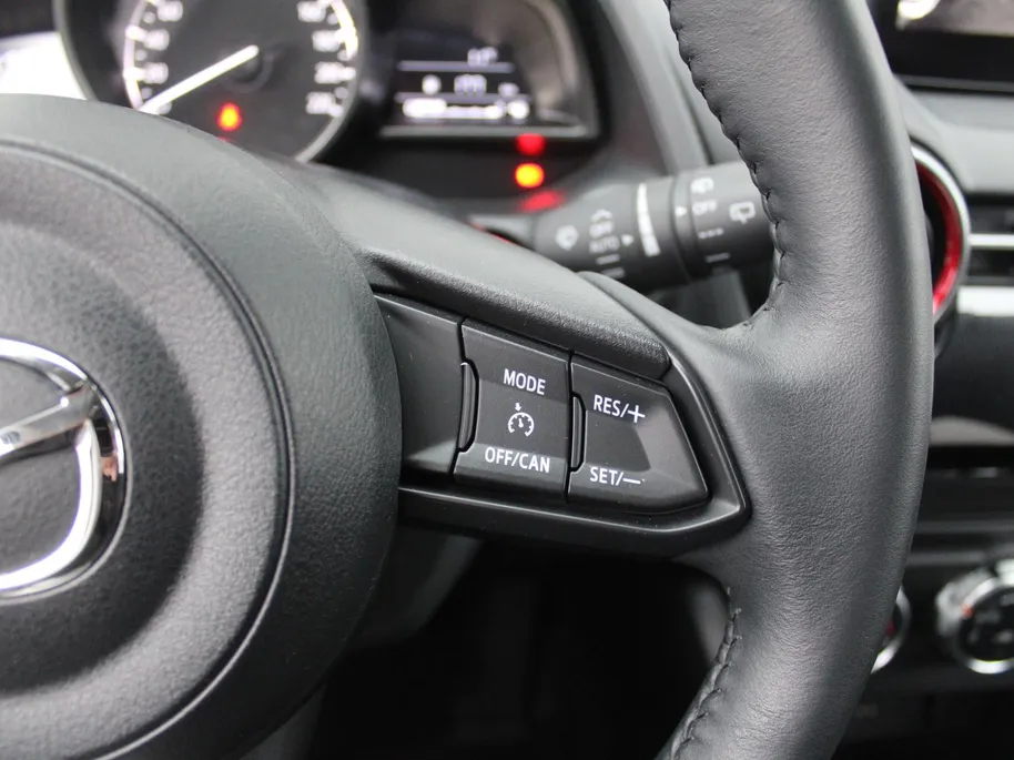 Mazda 2 1.5 e-SkyActiv-G 90PK 6MT Homura | Stuur-/stoelverwarming | Camera | Dodehoek detectie | LED | 16' LM | Carplay | Clima | Cruise |