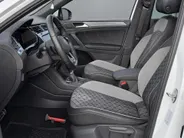 Volkswagen Tiguan 1.4 TSI 245pk DSG eHybrid R-Line Business+ · Panoramadak · Camera · Wegklapbare Trekhaak · Apple/Android Car Play · 20'' Inch · Dodehoeksensor · Stoelverwarming ·