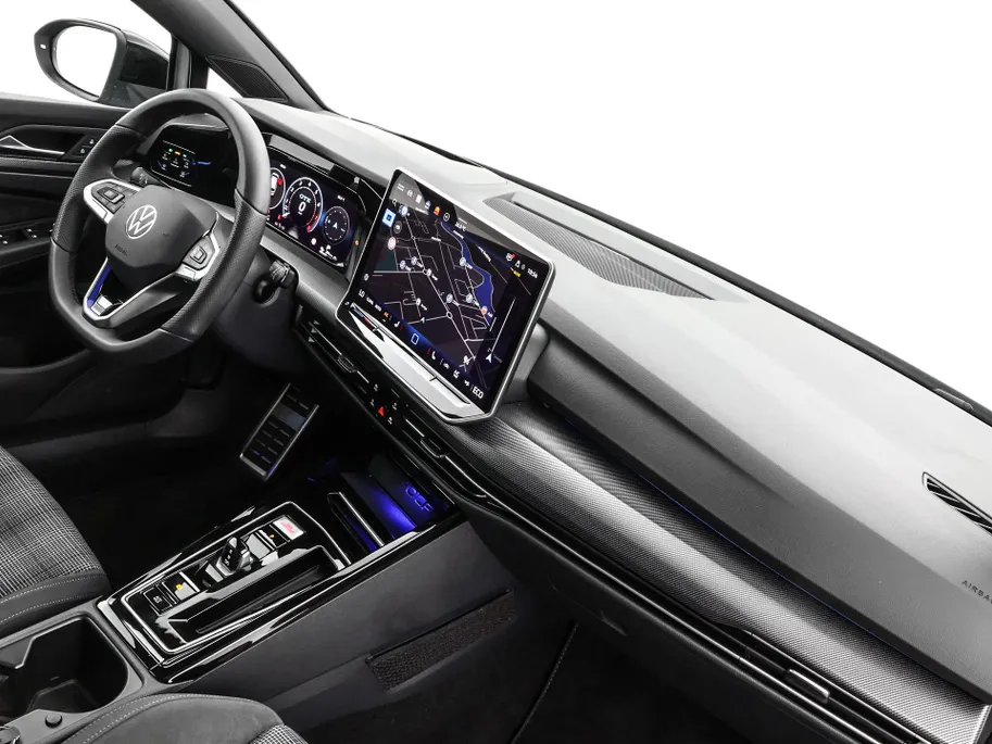 Volkswagen Golf 1.5 eHybrid 272pk DSG GTE · Panoramadak · 360 Camera · Inklap. Trekhaak · Head-Up Display · Matrix LED · Keyless · DCC · Garantie t/m 26-05-2030 of 100.000km