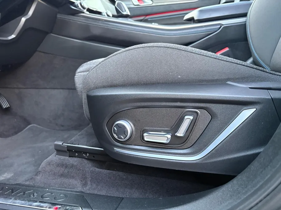 Lynk & Co 01 1.5 | Adaptieve Cruise Control | Stoelverwarming | Schuif/Kantel Dak |  | Elek. Achterklep | Lichtmetalen Velgen |