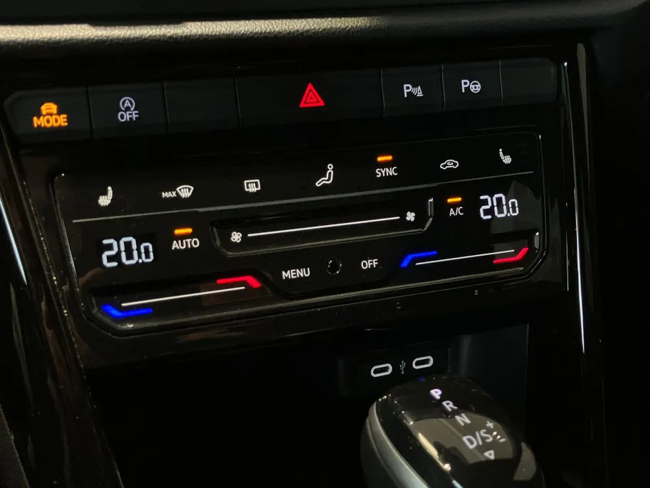 Volkswagen T-Roc 1.5TSI/150PK DSG R-line · Panoramadak  · Camera · Apple/Android Car Play · Navigatie