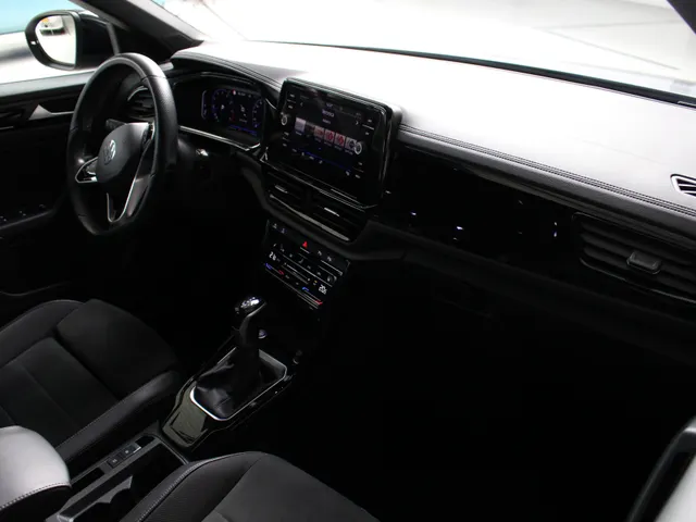 Volkswagen T-Roc 1.5 TSI R-Line DSG Automaat Blackstyle Navigatie | Climate Control | El. Achterklep | Camera | 4-Seizoenen banden