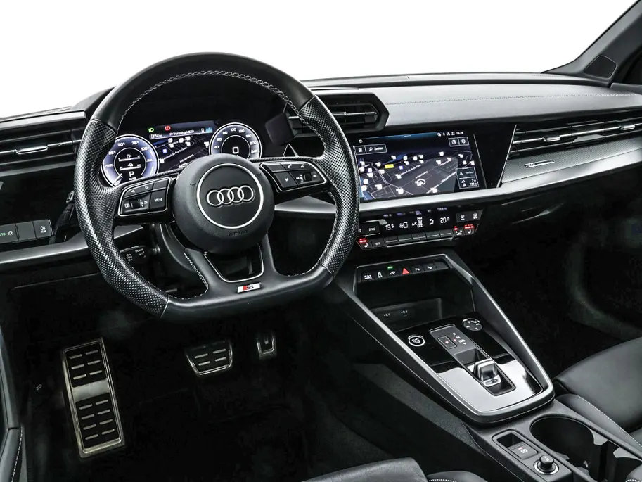 Audi A3 Sportback 40 TFSIe 204pk S-tronic S Edition · Panoramadak · Apple/Android Car Play · Lederen Bekleding · Cruise Control · Navigatie · Stoelverwarming · P-Sensoren · 17'' Inch ·