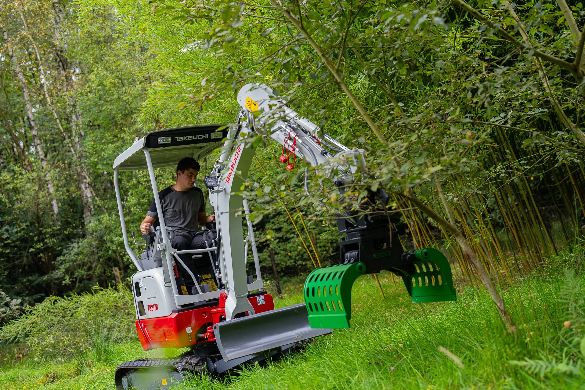TB217R in bos met grijper