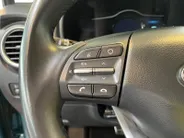 Hyundai Kona EV Fashion 64 kWh | Warmtepomp | Navigatie | Apple Carplay & Android Auto | 100% SOH | Adaptive cruise control | Climate control | Head-up display | Parkeersensoren achter |
