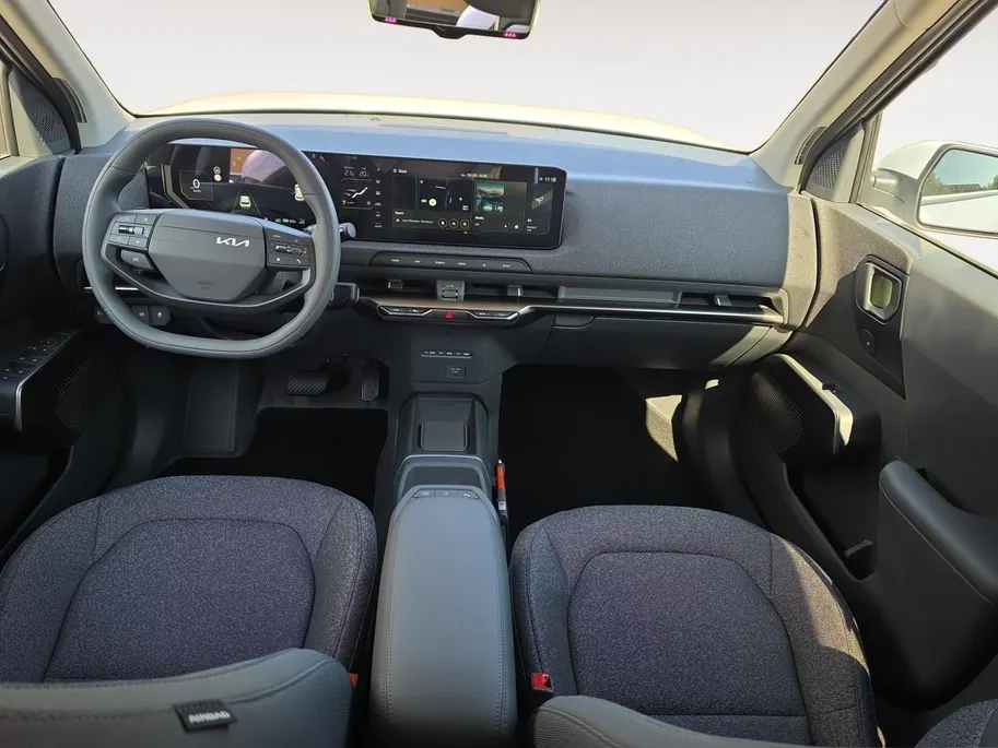 Kia EV2 Plus 42.2 kWh | Navigatie | Climate control | Stoel + Stuurverwarming | Parkeer sensoren voor + achter | Parkeer camera achter | DEMO