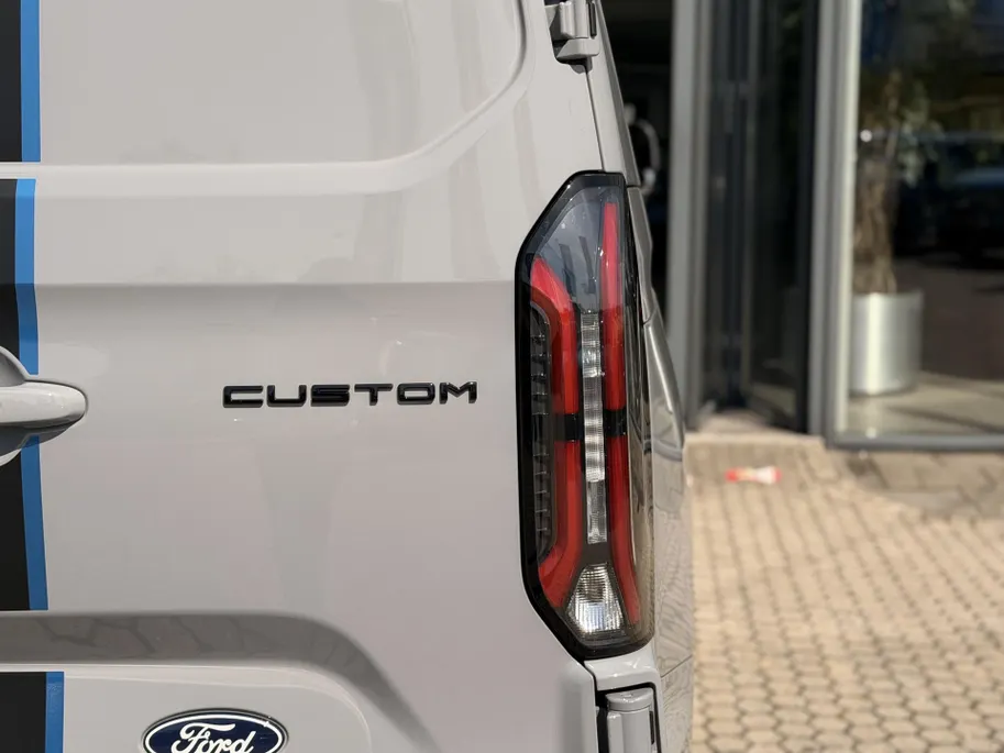 Ford Transit Custom 320 2.5 PHEV L2H1 Sport SHOWROOM VOORDEEL € 2000 I DRIVER ASSIST PACK PREMIUM I INKLAPBARE TREKHAAK I WINTER PACK I 19 INCH VELGEN I AGM ACCU I