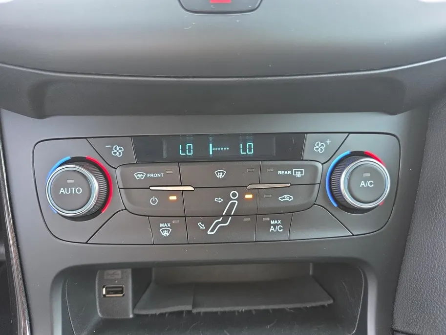 Ford Focus Wagon 1.0 Titanium | Goed onderhouden! | Apple Carplay/Android Auto | Cruise Control | Achteruitrijcamera | Climate Control | Parkeersensoren rondom | 12 maanden garantie! |
