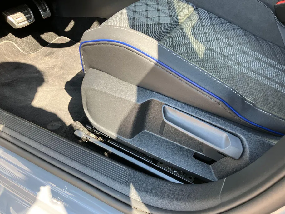 Volkswagen Golf 1.5eTSI/150PK R-Line DSG · Panoramadak · Apple/Android Car Play · Harman/Kardon sound · Camera · Garantie t/m 11-11-2030 of 100000km.