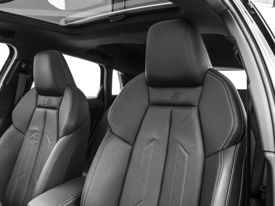 Audi A3 Sportback 40 TFSIe 204pk S-tronic S Edition · Panoramadak · Apple/Android Car Play · Lederen Bekleding · Cruise Control · Navigatie · Stoelverwarming · P-Sensoren · 17'' Inch ·