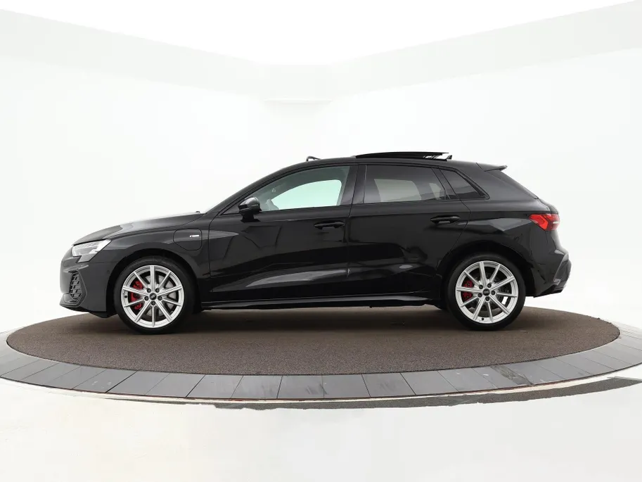Audi A3 Sportback 45 TFSIe 272pk S-tronic S edition Competition · Panoramadak · Sonos Audio · Camera · Head-Up · Apple/Android Car Play · 18'' Inch · Garantie t/m 28-09-2030 of 100.000km