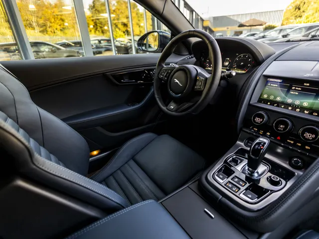 Jaguar F-TYPE P575 AWD R 75