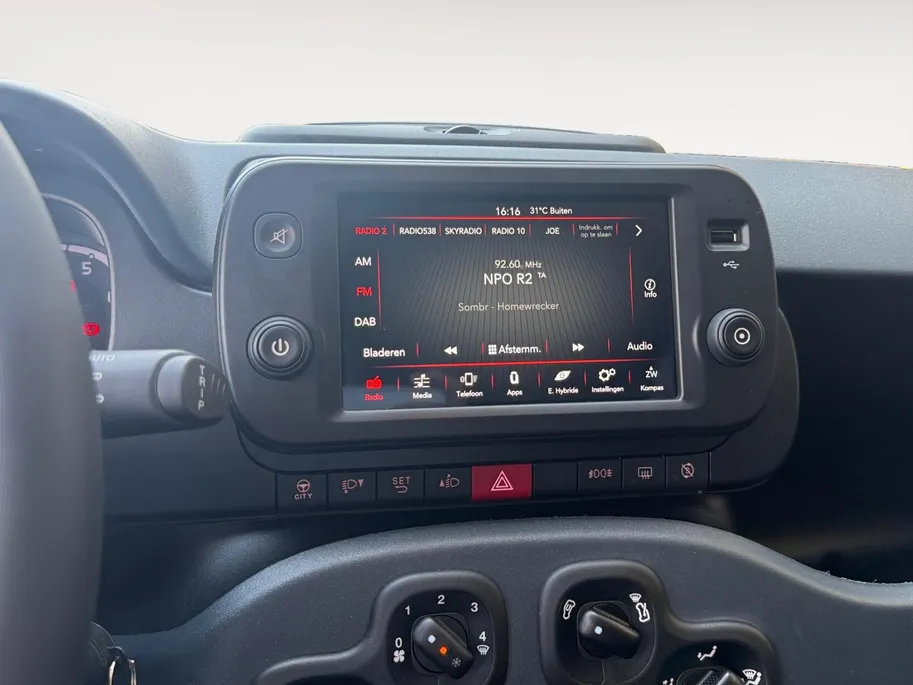 Fiat Panda 1.0 Hybrid Cross GRATIS WINTERBANDEN | AIRCO | PARKEERSENSOREN ACHTER | TREKHAAK | 12 MAANDEN GARANTIE! |