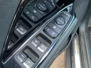 Kia e-Niro ExecutiveLine 64 kWh | Climate control | Leder | Stoel + stuurverwarming en ventilatie | Schuif/kanteldak | Navigatie | 17 inch LM-velgen | Keyless | SOH 97% |