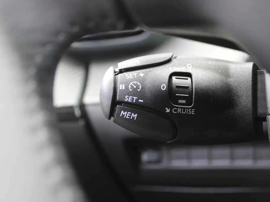 Peugeot 2008 1.2 PureTech 130 Allure | Automaat | Camera | Clima | Cruise | Navi | 17' LM | LED | Apple Carplay/Android Auto |
