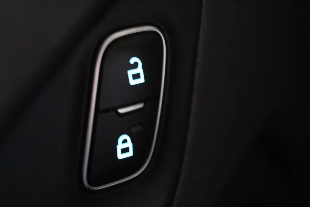 Ford Transit Custom 300 2.0 TDCI L1H1 Limited | Drivers Assistance Pack | stoel & stuur verwarming | imperiaal | Safety pack | trekhaak | Apple Carplay/Android Auto |