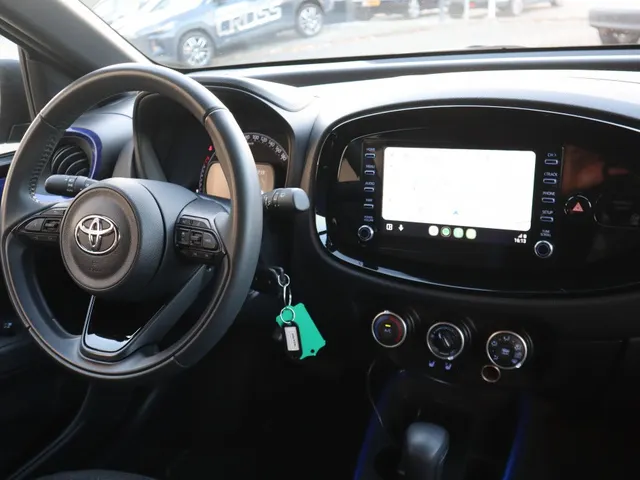 Toyota Aygo X 1.0 CVT Pulse Bi-tone Automaat | AllSeasons | Stoelverwarming