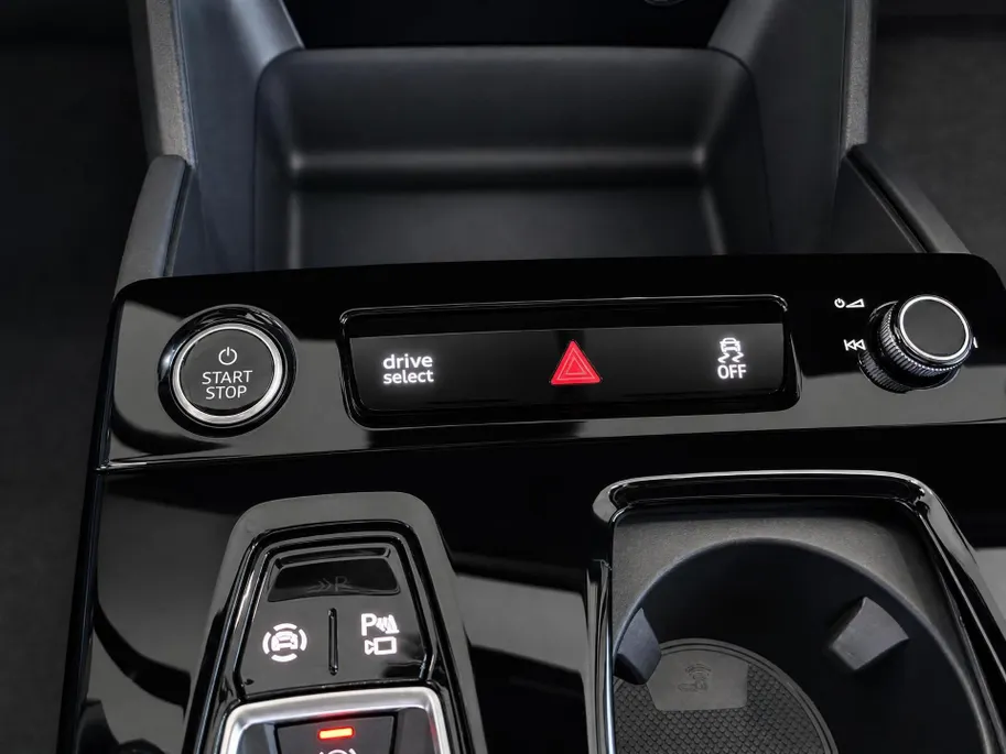 Audi Q6 e-tron Sportback Advanced edition 83 kWh 252 PK · Sportstoel lederen bekleding · Winterpakket · Trekhaak elek. wegklapbaar