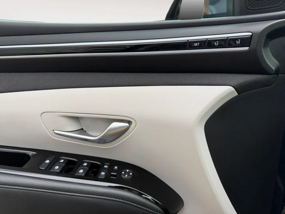 Hyundai Tucson 1.6 T-GDI PHEV Premium Sky 4WD | Zeer compleet | Open dak | Unieke bekleding | Trekhaak | 360 graden camera | Stoel koeling & verwarming |